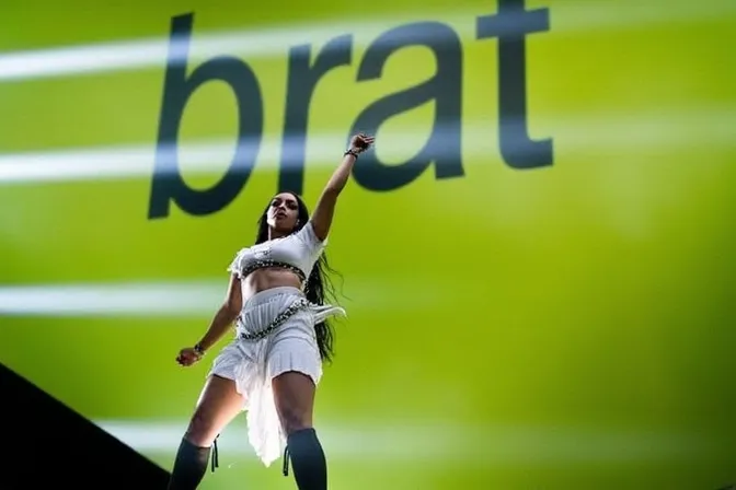 Charli xcx (BRAT)  Charli XCX performando concert live brat tour, photograph paparazzi