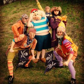 Tripulación de Garfio (cantando)/Hook's crew (singing)