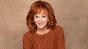 Elizabeth Hummel (Reba  McEntire) 