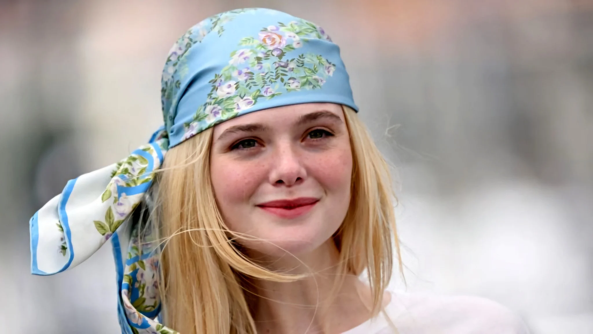 Elle Fanning (voz fluida)