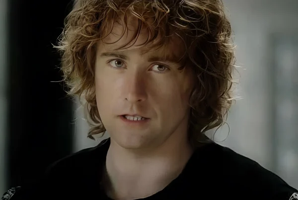 Literally Pippin Singing In Lord Of The Rings Return Of The King (Billy Boyd)