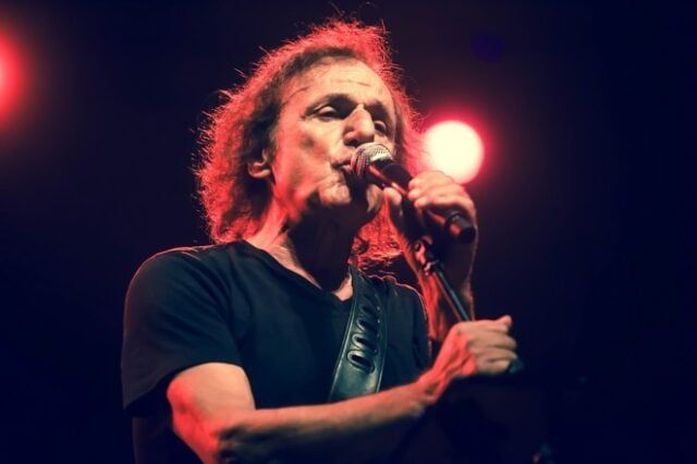 Βασιλης Παπακωνσταντινου (Greek Singer, Raspy)