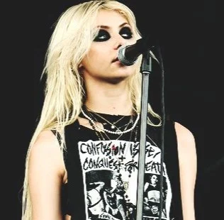 Taylor Momsen (Agressive)