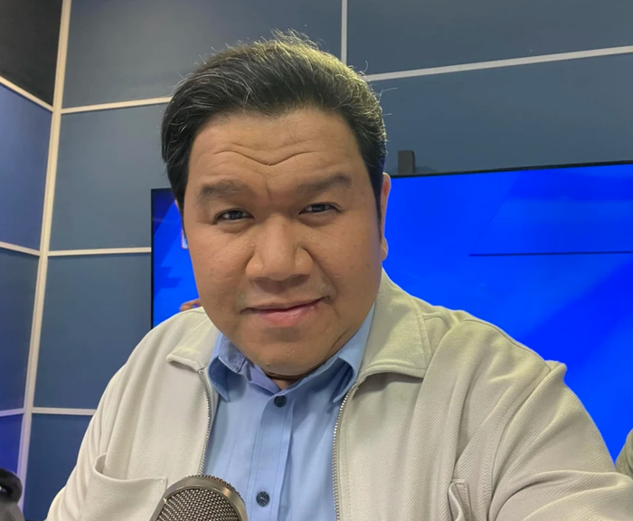 Weng dela Peña (DZBB 594 KHz Super Radyo Voiceover/New GMA-7 Voiceover) (2025-present)