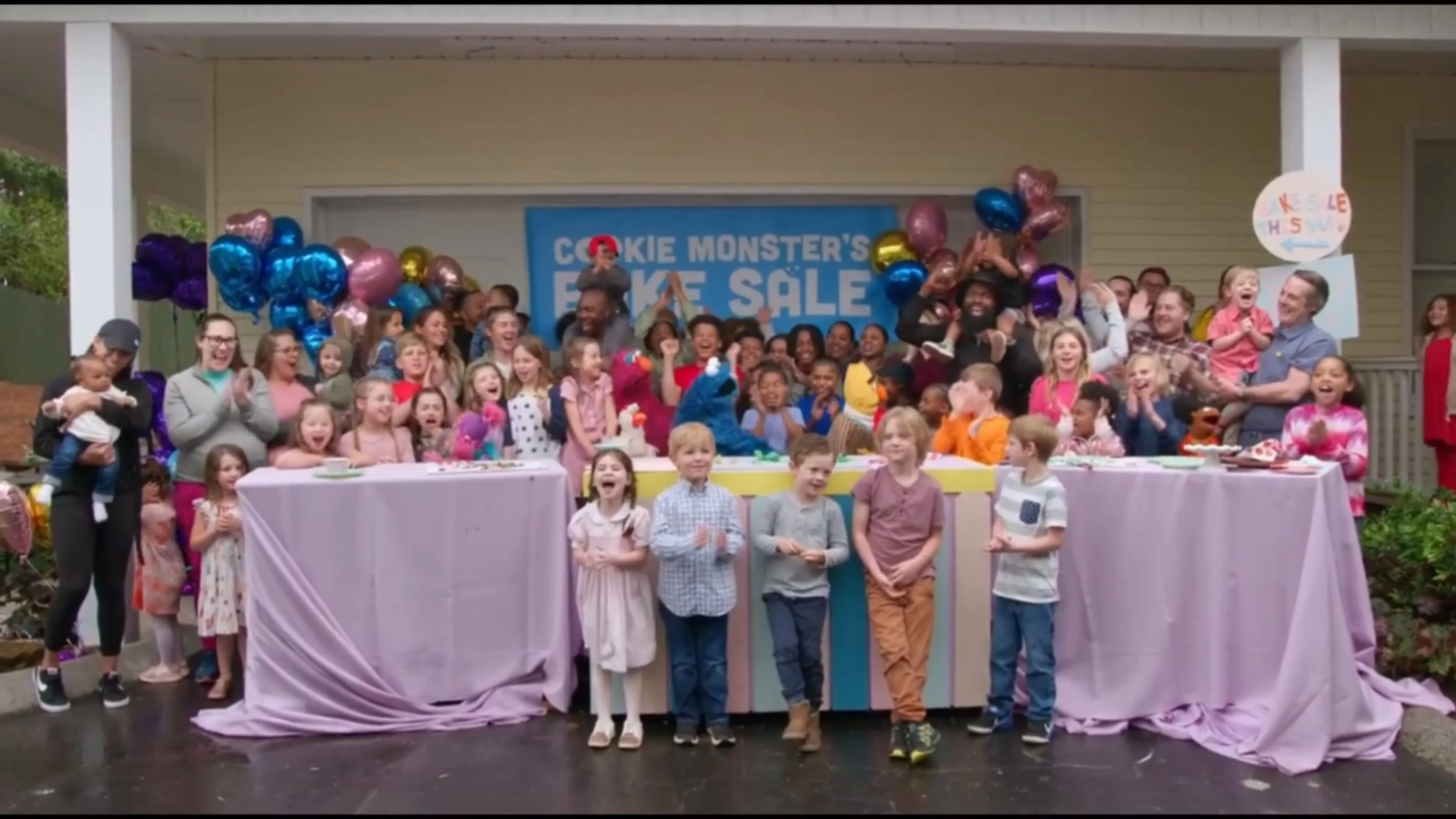 Cookie Monster bake sale {The crowd}