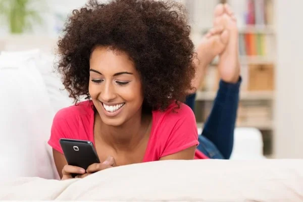 mulher da cobraça no do telefone