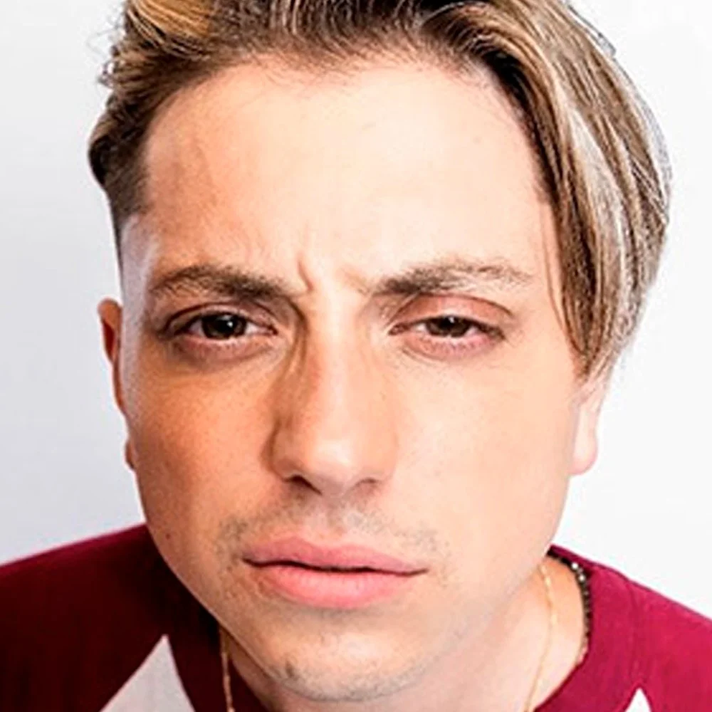 Paco Amoroso ᕙ( ≖‿≖)ᕗ