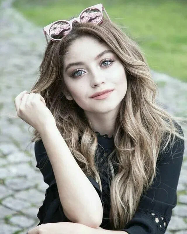 Karol Sevilla / Luna Valente