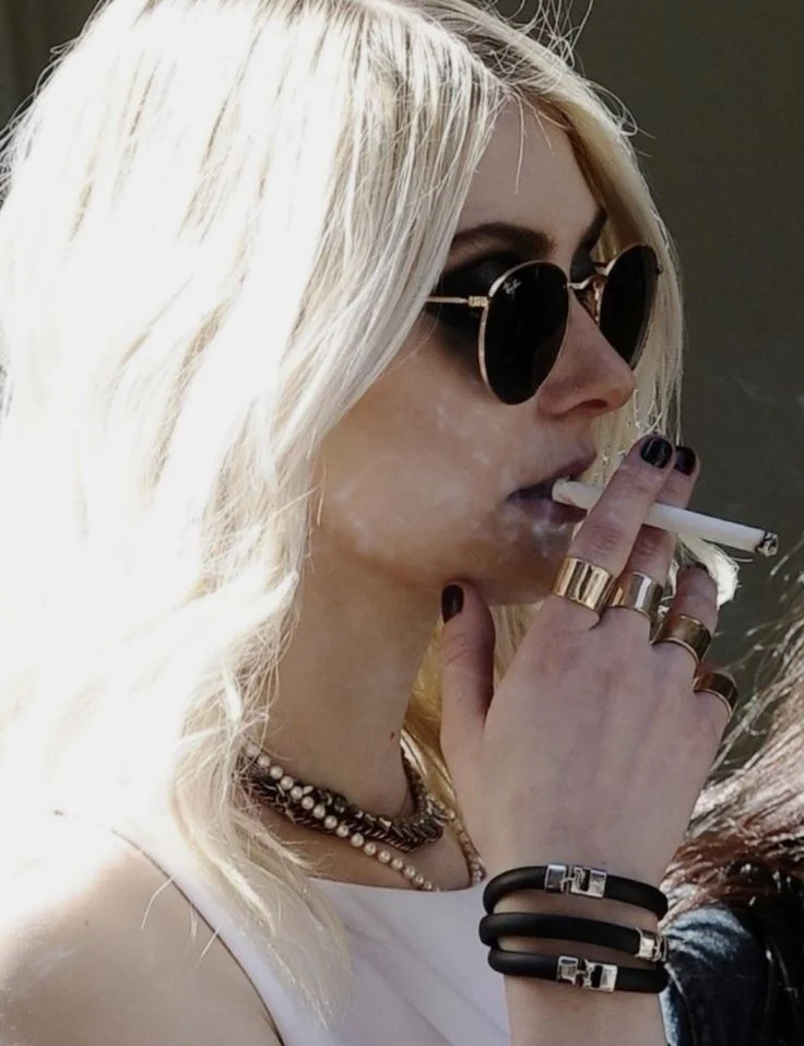 Taylor Momsen (Acoustic)