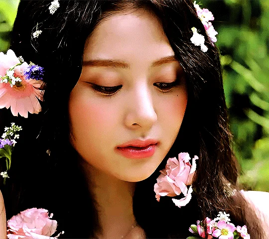 Yunjin (LE SSERAFIM)