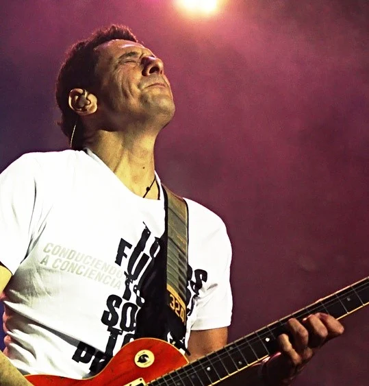Ricardo Mollo (Agresivo)
