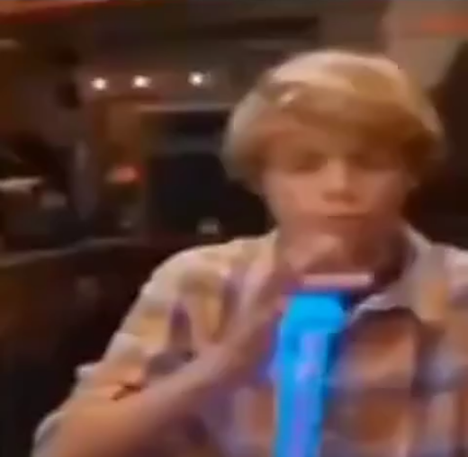 Meme "Eu fui cozinhar um ovo mas dentro tinha pintinho"