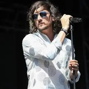 León Larregui